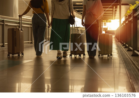 Travelers walking through the airport ■Photography cooperation: Kansai International Airport (KIX) 136103576