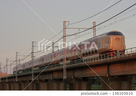 A lightly built 285 series limited sleeper express train, Sunrise Yume, speeding along the Tokaido Main Line in the evening. Photo taken on August 28, 2010. 136103610