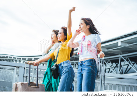 三位女性啟程旅行 ■攝影合作:關西國際機場(KIX) 三位女性啟程旅行 ■攝影合作:關西國際機場(KIX) 136103762