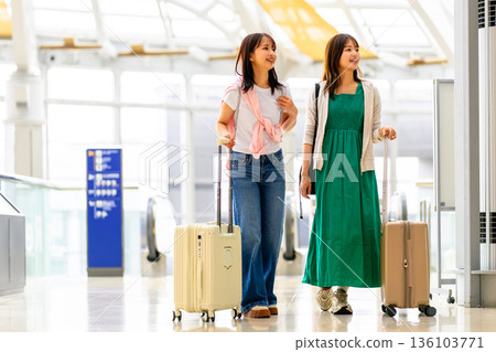 Two women traveling at the airport ■Photography cooperation: Kansai International Airport (KIX) Two women traveling at the airport ■Photography cooperation: Kansai International Airport (KIX) 136103771