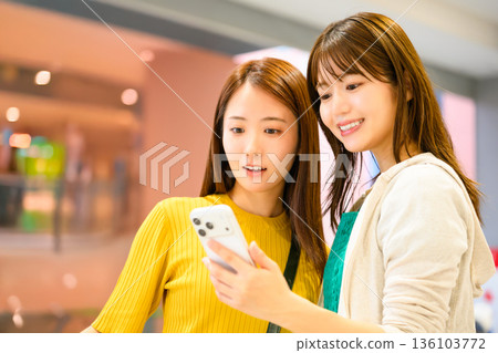 兩位女子正在看智慧型手機 _■攝影合作：關西國際機場 (KIX) 136103772