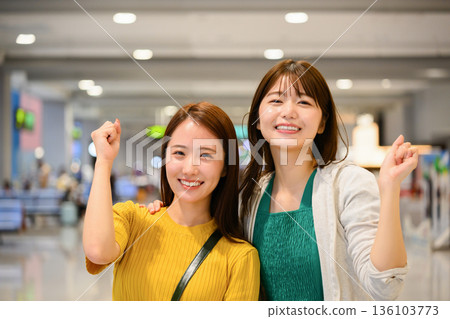 這對夫婦慶祝這次旅行圓滿成功。 ■攝影協助：關西國際機場（KIX） 136103773