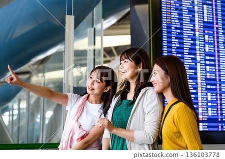 在機場查詢航班資訊 ■拍攝合作：關西國際機場（KIX） 136103778