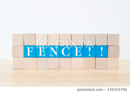 一張用積木搭建的屏障和圍欄的圖片。 136103790