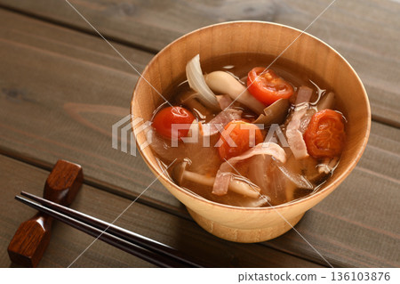 味噌湯佐櫻桃番茄、培根、洋蔥和蟹菇 味噌湯佐櫻桃番茄、培根、洋蔥和蟹菇 136103876