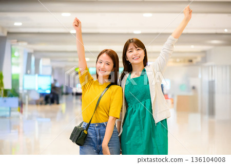 兩位朋友在機場慶祝 ■攝影合作：關西國際機場（KIX） 136104008