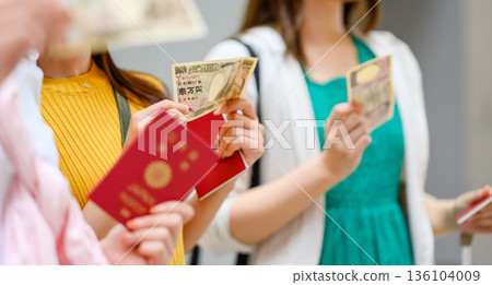 旅客出示現金和護照。圖片由關西國際機場（KIX）提供。 136104009