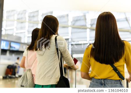 在機場排隊的女性 ■照片由關西國際機場（KIX）提供 136104010