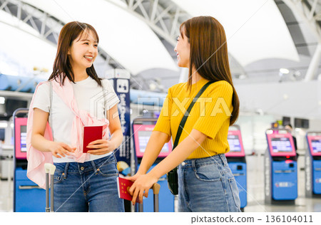 Two women having a conversation at the airport. Photo courtesy of Kansai International Airport (KIX). 136104011