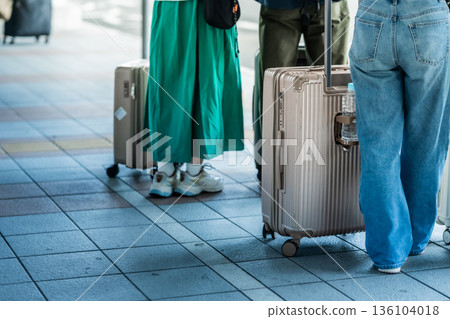 旅客的雙腳與行李 ■攝影合作：關西國際機場（KIX） 136104018