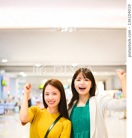 兩位朋友在機場慶祝。照片由關西國際機場(KIX)提供。 兩位朋友在機場慶祝。照片由關西國際機場(KIX)提供。 136104019