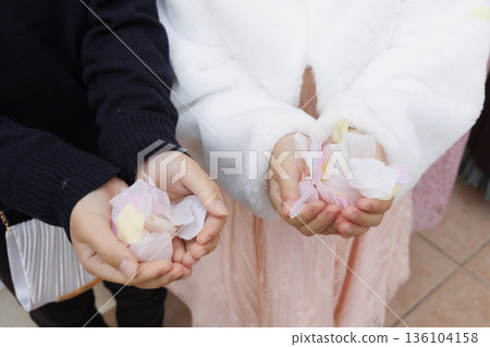 一張幼童的手在花雨中祝福的畫面 136104158