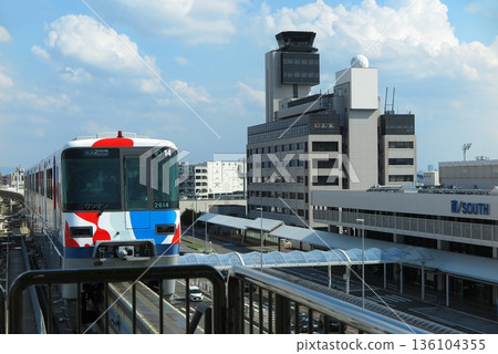 大阪單軌列車駛入車站(斜前視圖,關西世博設計)和大阪國際機場航站樓 大阪單軌列車駛入車站(斜前視圖,關西世博設計)和大阪國際機場航站樓 136104355