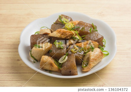 Stir-fried chikuwa and konjac 136104372