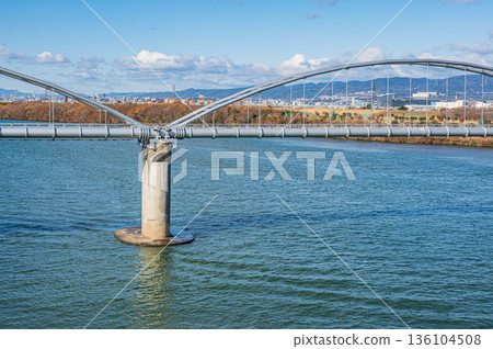 從橫跨淀川的枚方大橋上眺望，這裡是一座輸水橋。 136104508