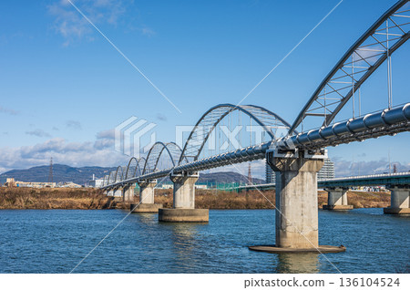 從枚方市一側眺望淀川上的渡槽橋和枚方大橋 136104524