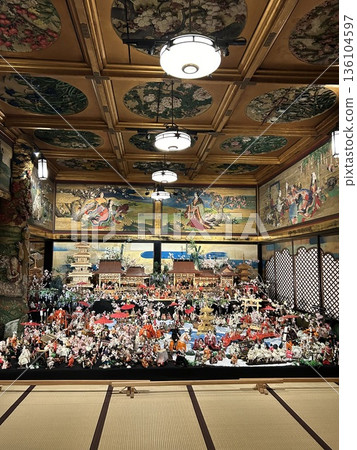 東京雅敘園飯店「百級階梯」十層之間，陳列著精美的女兒節裝飾和天花板繪畫。 136104597