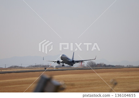 飛機起飛後收起起落架 飛機起飛後收起起落架 136104655