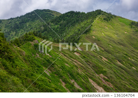 從通往大津峠的健行路線回望會津駒岳和駒屋。 136104704