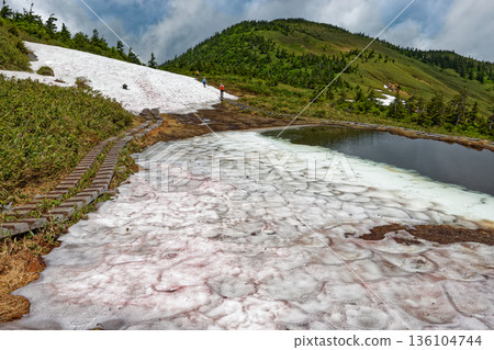 Snow-covered Komanooike Pond and the summit of Aizu-Komagatake 136104744