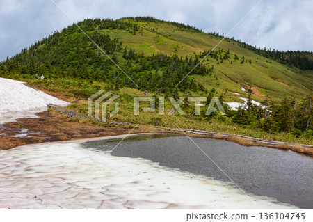 白雪皚皚的駒之池和會津駒嶽山頂 白雪皚皚的駒之池和會津駒嶽山頂 136104745