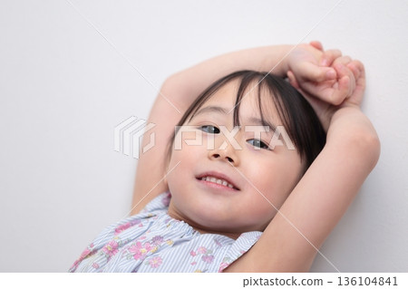 4歲女孩的上半身像(白色背景,無背景) 4歲女孩的上半身像(白色背景,無背景) 136104841