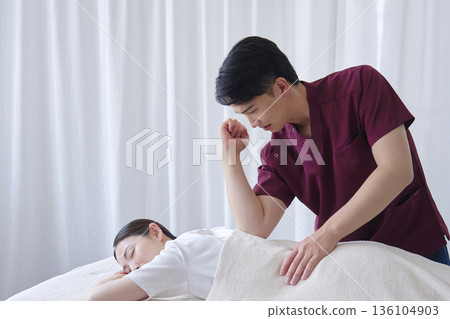 女按摩師進行背部按摩 136104903