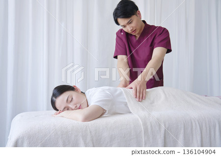 女按摩師進行背部按摩 136104904