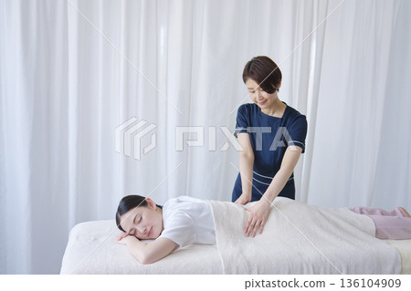 女按摩師做背部按摩 136104909