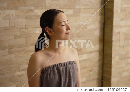 woman doing sauna woman doing sauna 136104937