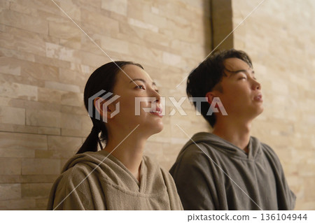 年輕夫婦使用桑拿 136104944