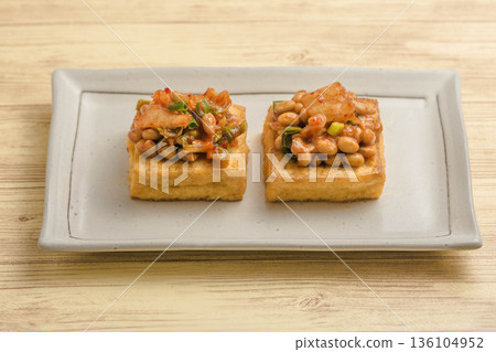 Deep-fried tofu topped with kimchi and natto 136104952