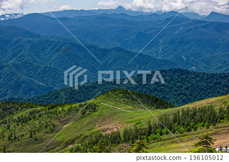 從會津駒岳眺望通往白玉和日光白根山的健行路線 136105012