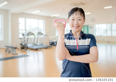 Woman training 136105191