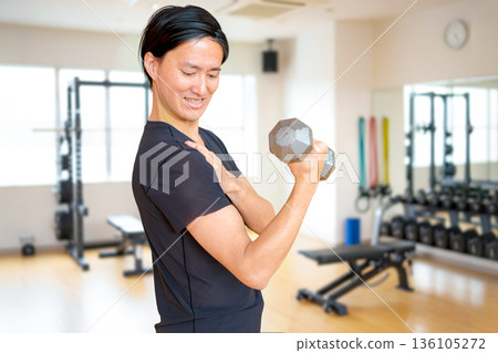 Men who train muscles Men who train muscles 136105272