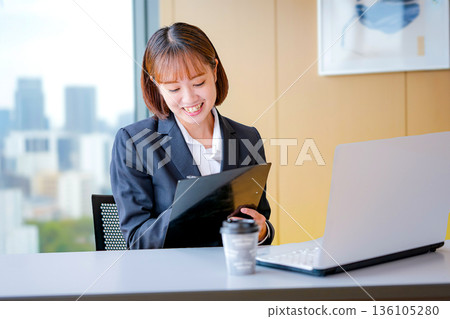 Young business woman to work 136105280