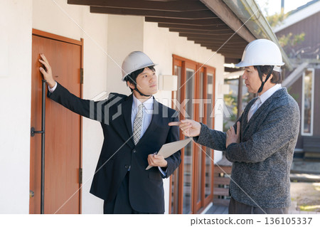 男人們正在開會討論裝修事宜 136105337