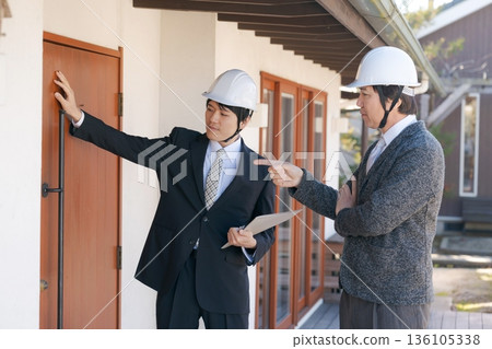 男人們正在開會討論裝修事宜 136105338