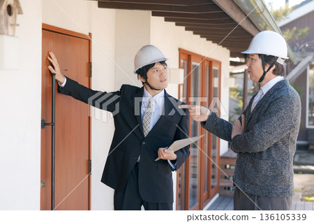 男人們正在開會討論裝修事宜 136105339