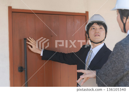 男人們正在開會討論裝修事宜 136105340