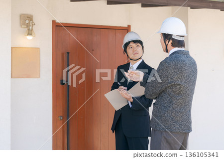 男人們正在開會討論裝修事宜 136105341