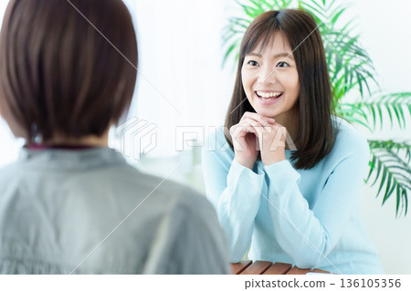 一個在咖啡館談話的女人 一個在咖啡館談話的女人 136105356