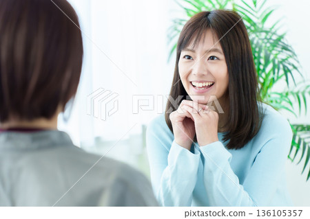 一個在咖啡館談話的女人 一個在咖啡館談話的女人 136105357