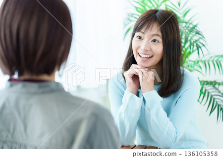 一個在咖啡館談話的女人 一個在咖啡館談話的女人 136105358