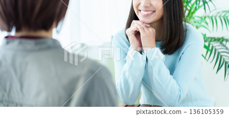 一個在咖啡館談話的女人 136105359