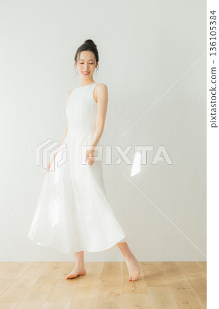 年輕女性的美麗形象 136105384