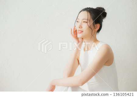 年輕女性的美麗形象 136105421