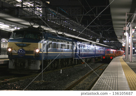 富士隼號臥舖特快列車與軌道運輸列車停靠山陽本線岡山站。 136105687