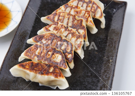煎餃子 136105767