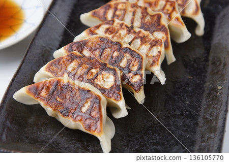 煎餃子 煎餃子 136105770